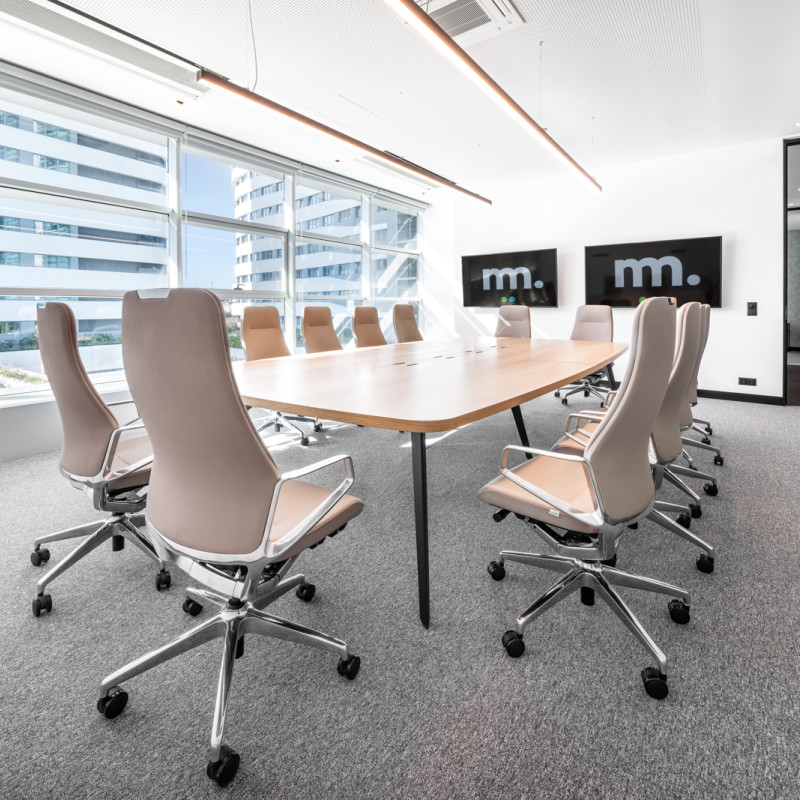 Vista de uma sala de reuniões totalmente equipada no nosso centro no Parque das Nações